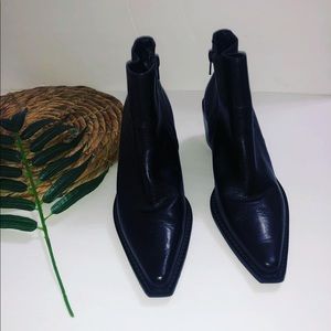 Apostrophe Cookie Pointed Toe Black Leather Boots